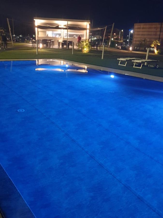 Marina Degli Estensi Floating Resort Лидо-дельи-Эстенси Экстерьер фото