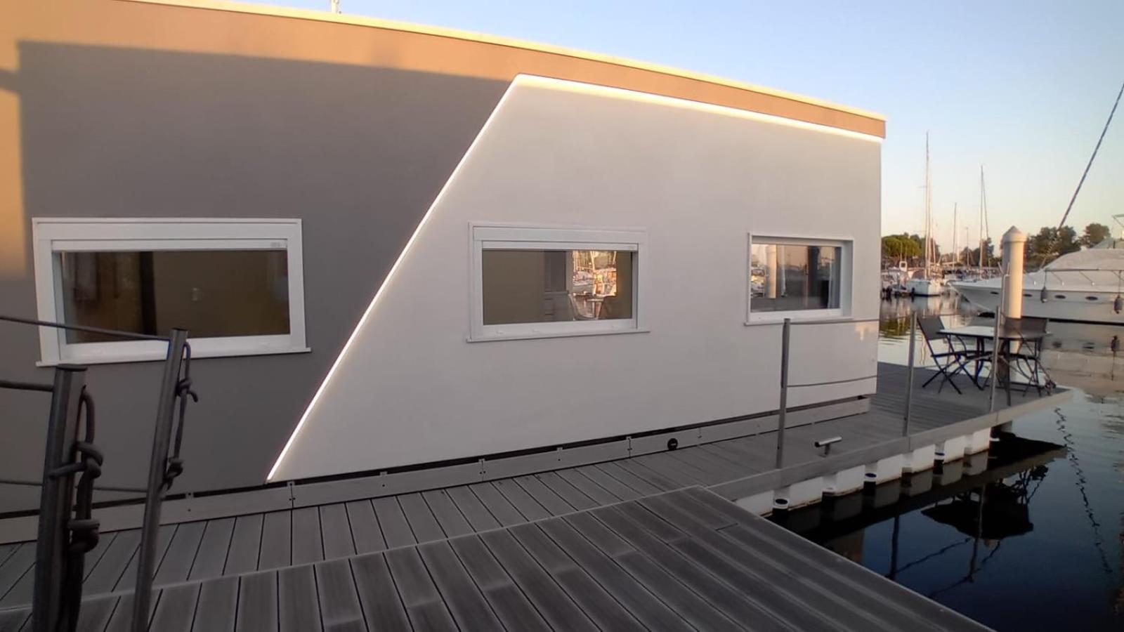 Marina Degli Estensi Floating Resort Лидо-дельи-Эстенси Экстерьер фото