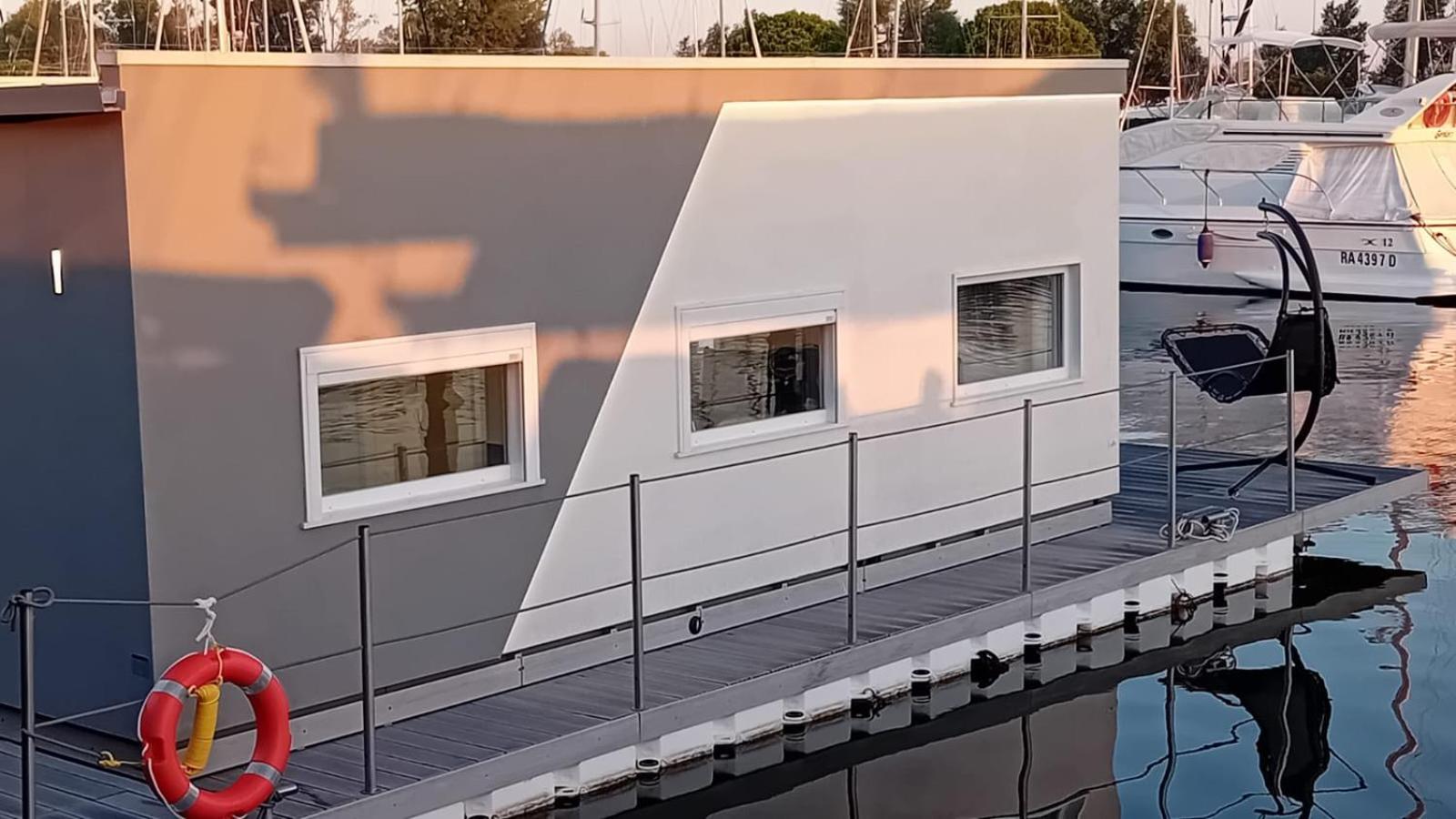 Marina Degli Estensi Floating Resort Лидо-дельи-Эстенси Экстерьер фото